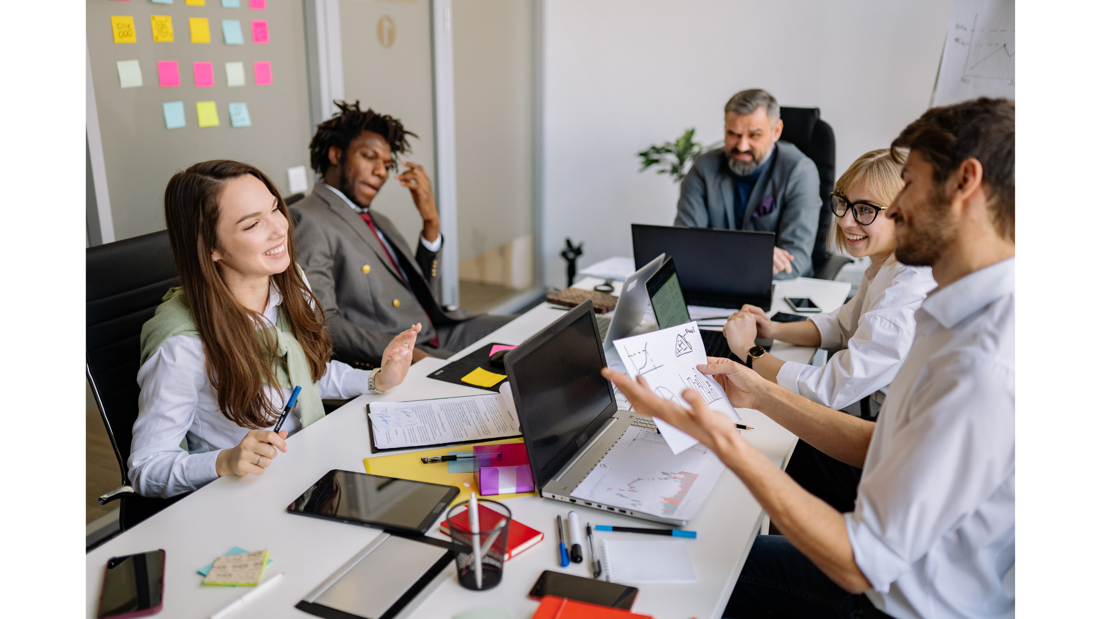 議事録作成をしているビジネスパーソン